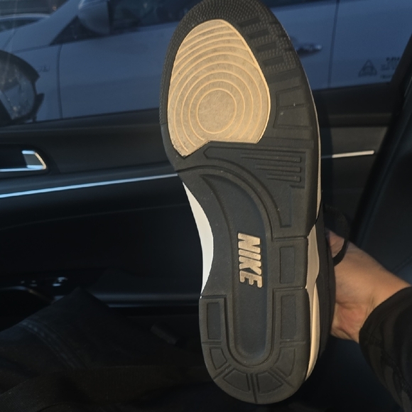 Nike Men's Black and Cream Sneakers - Picture 8 of 10